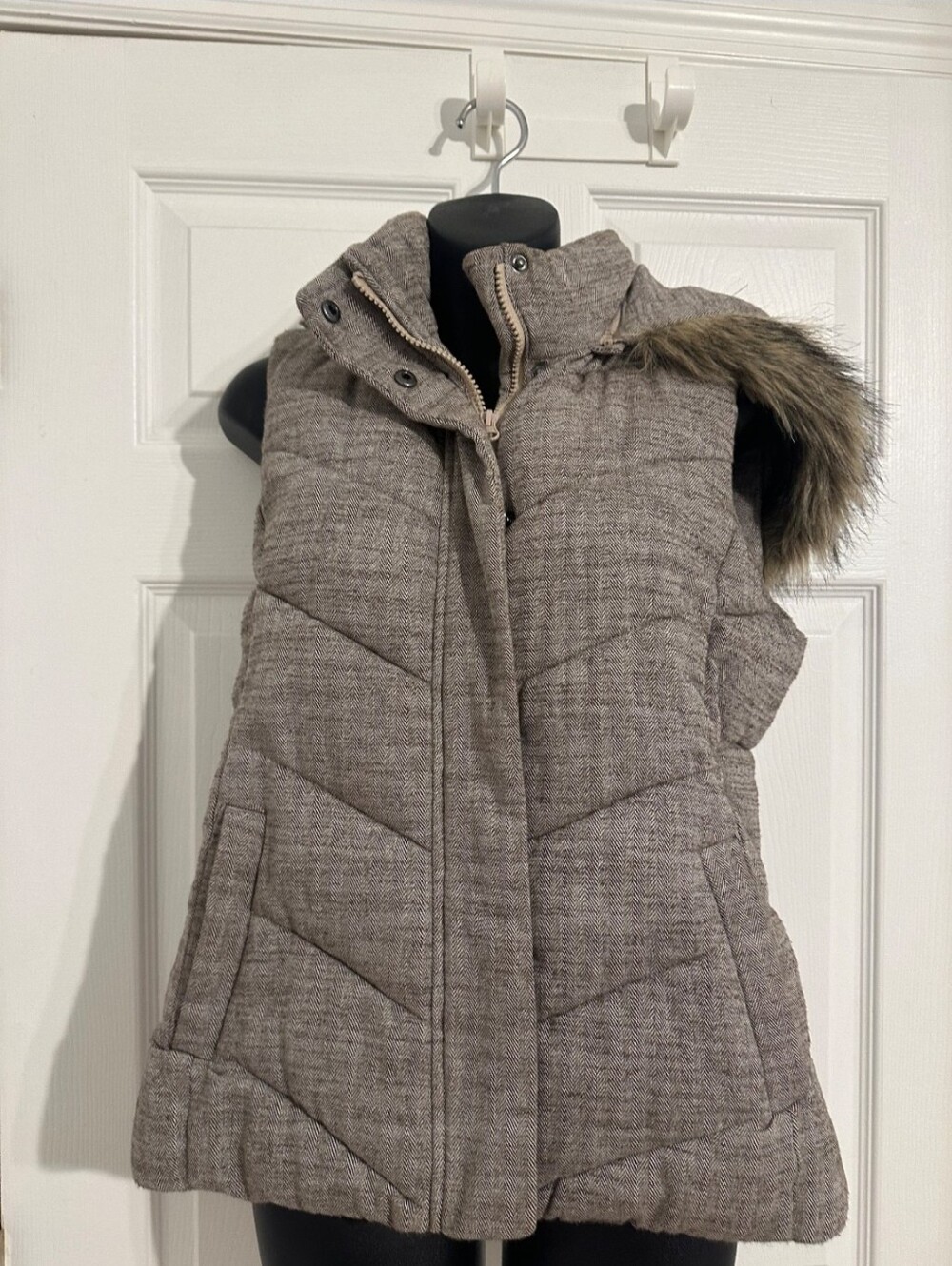 GAP Quilted Sleeveless Vest in Taupe with Faux-Fur Trim
